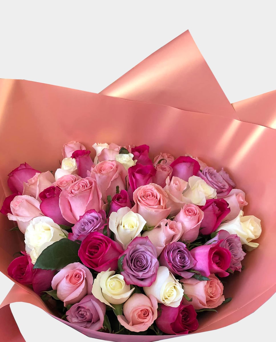 Ramo buchón con 50 rosas rojas y rosadas envuelto en papel coreano con lazo  y tarjeta dedicatoria - Happyflor