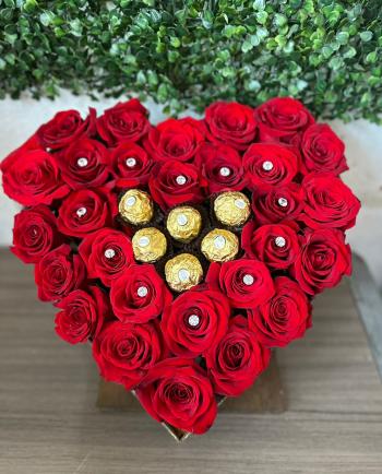 Corazón con Rosas y Centro de Chocolates